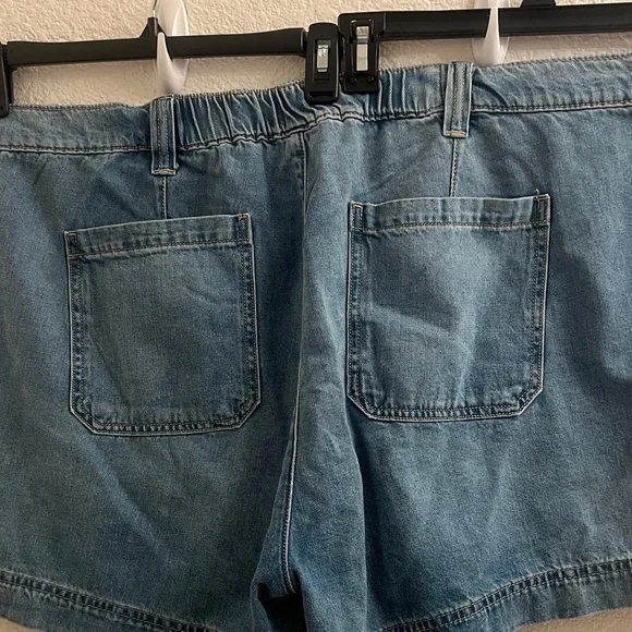 Old Navy Women's Classic Blue Jean Shorts - Picture 6 of 6